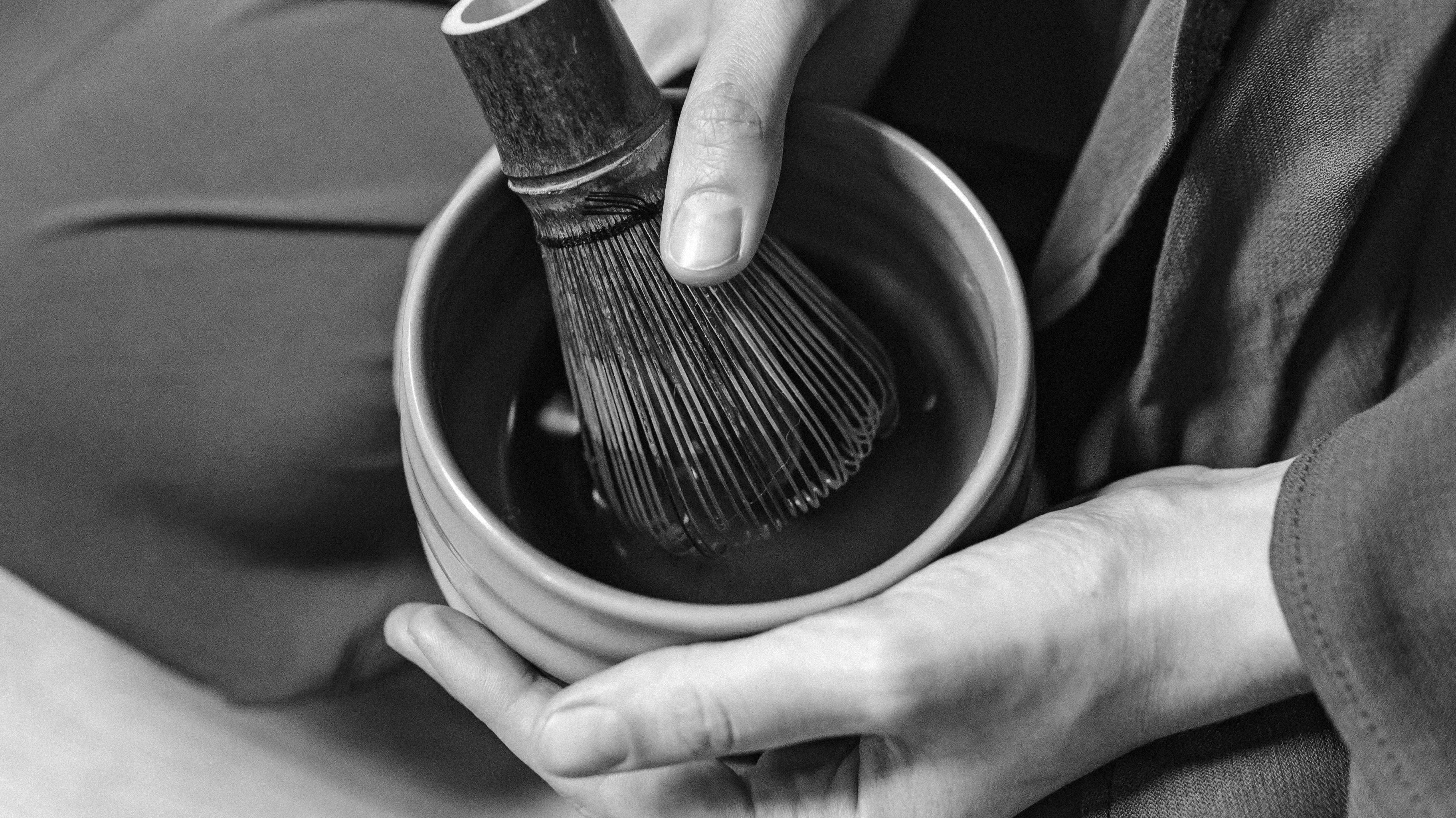 Japanese Tea Ceremony & the Meaning of Ichigo Ichie (One Encounter, One Chance) - dans le gris