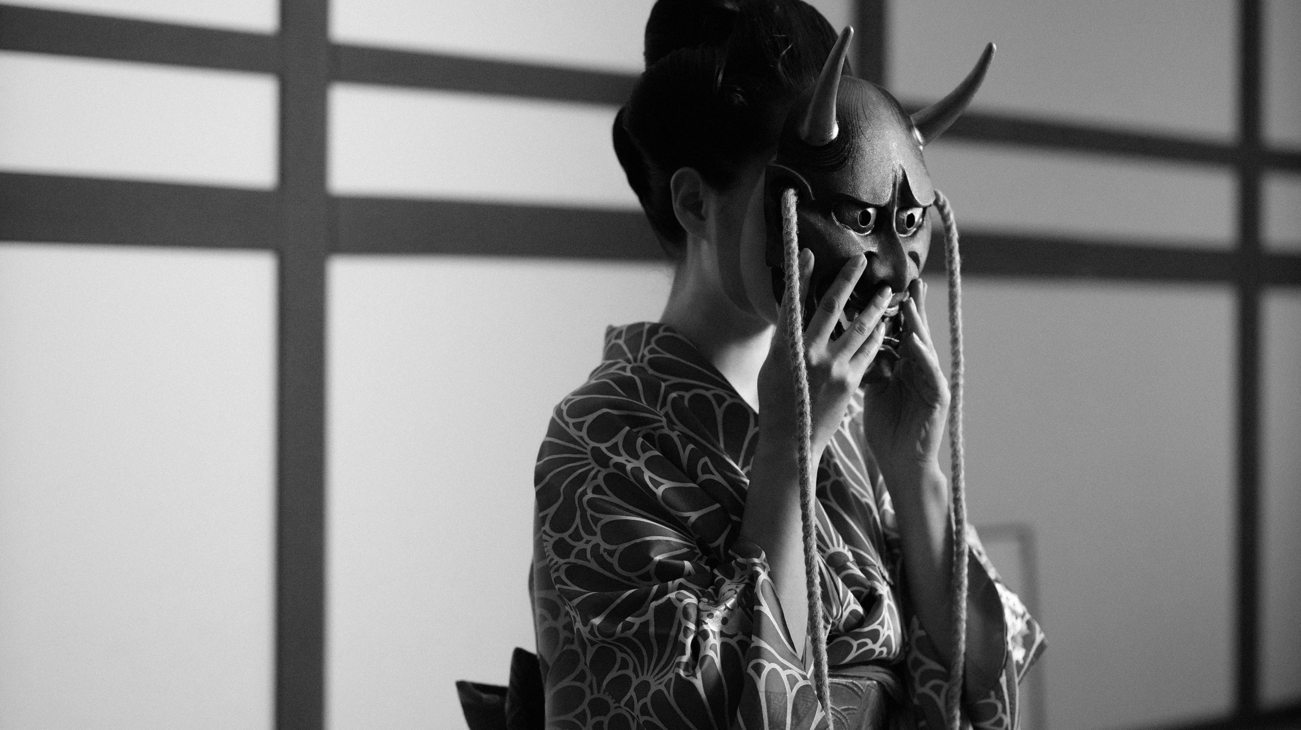 Noh Theatre Masks: History, Meaning, and Hidden Stories - dans le gris