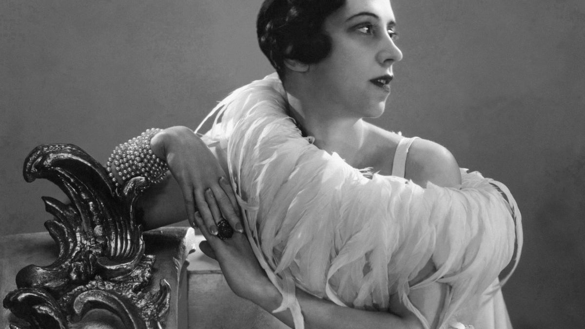 Elsa Schiaparelli: Where Surrealism Art Meets Haute Couture - dans le gris
