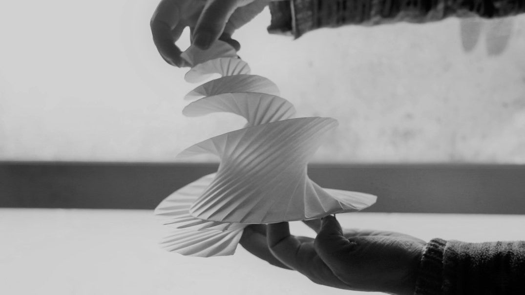 Origami: Japanese Art of Paper Folding and Influence on Modern Design Trends - dans le gris