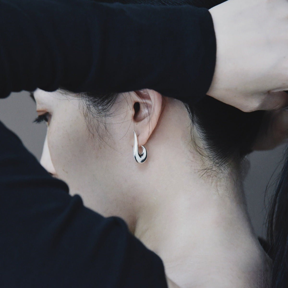 Sculpture Drop Earrings - dans le gris