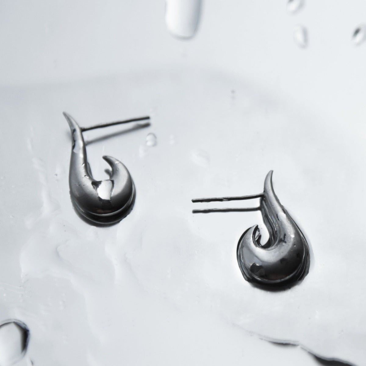 Sculpture Drop Earrings - dans le gris