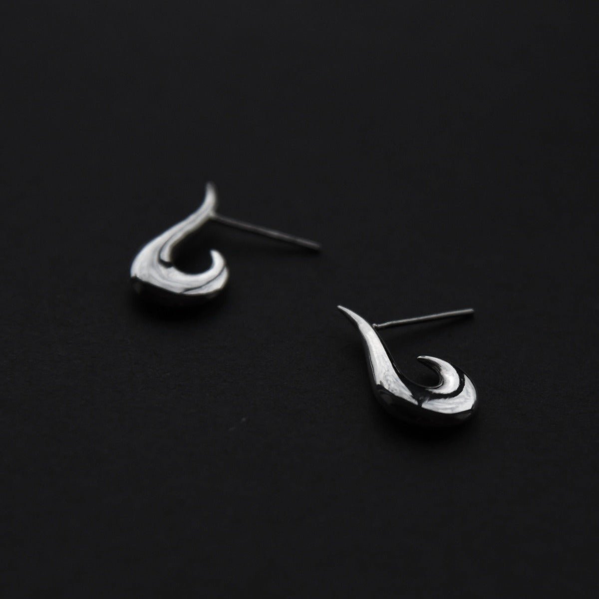 Sculpture Drop Earrings - dans le gris