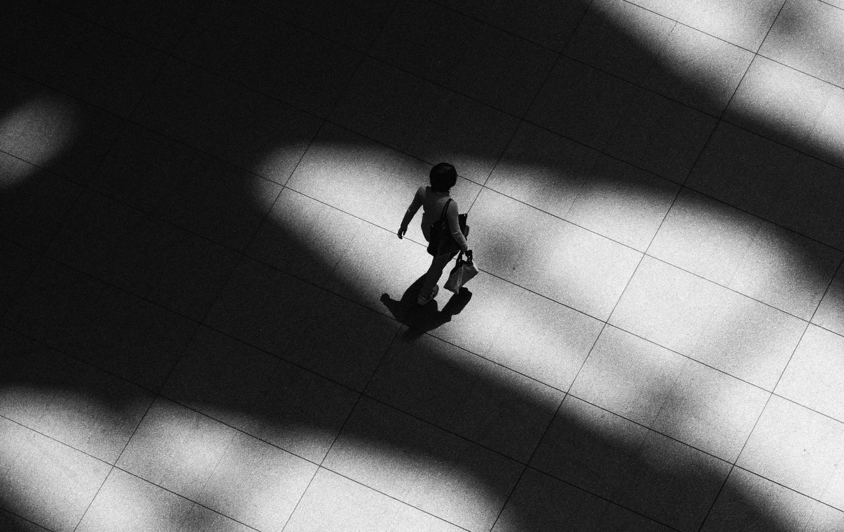 How Artists Use Light in Art and Why It Changes Everything - dans le gris