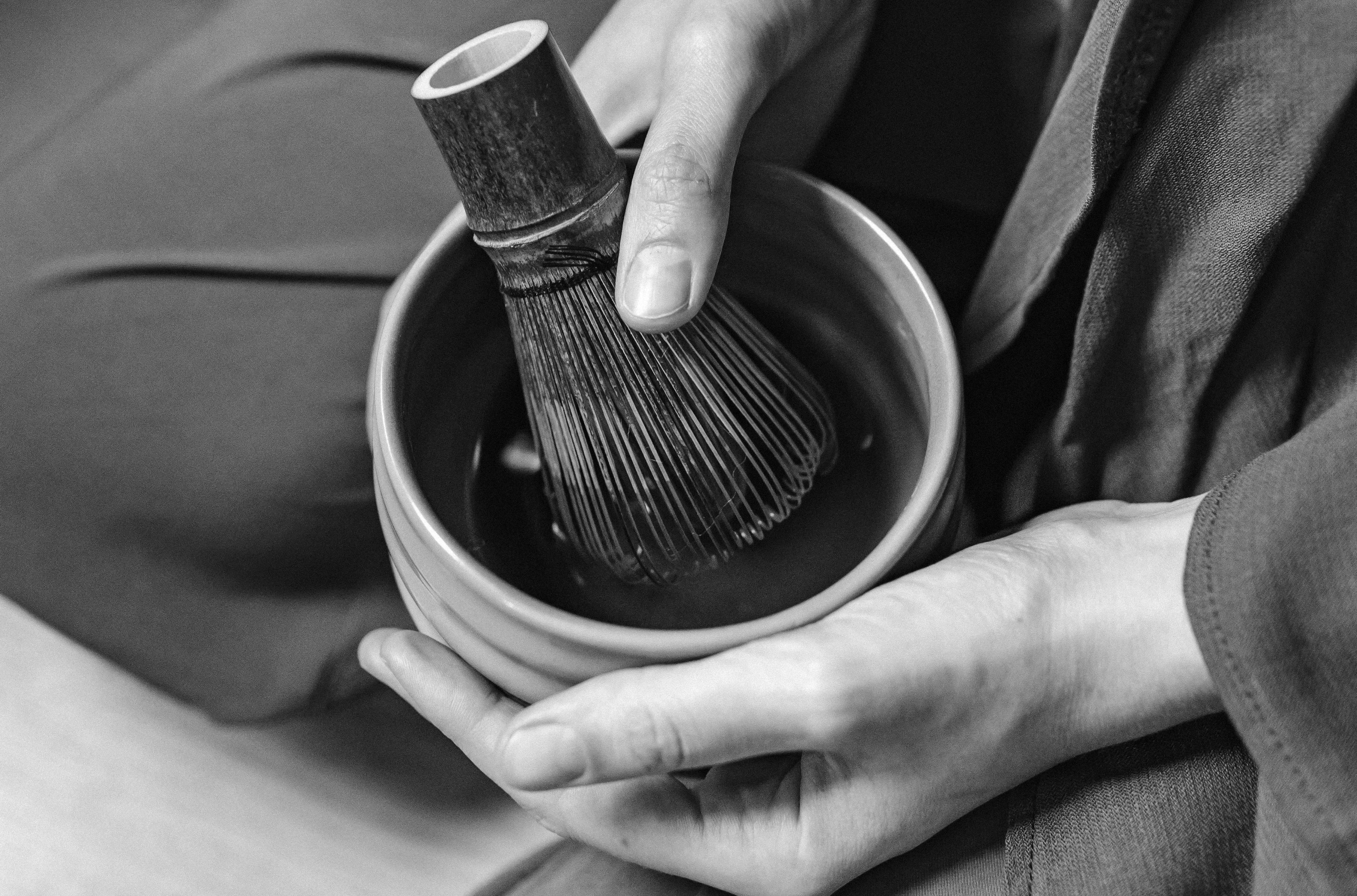 Japanese Tea Ceremony & the Meaning of Ichigo Ichie (One Encounter, One Chance) - dans le gris