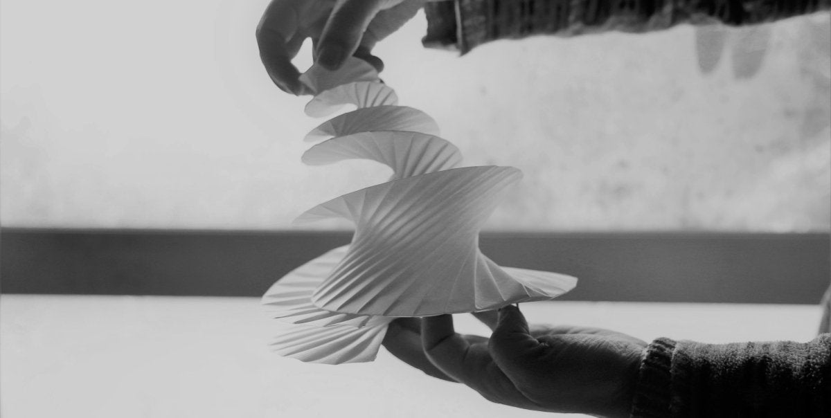 Origami: Japanese Art of Paper Folding and Influence on Modern Design Trends - dans le gris