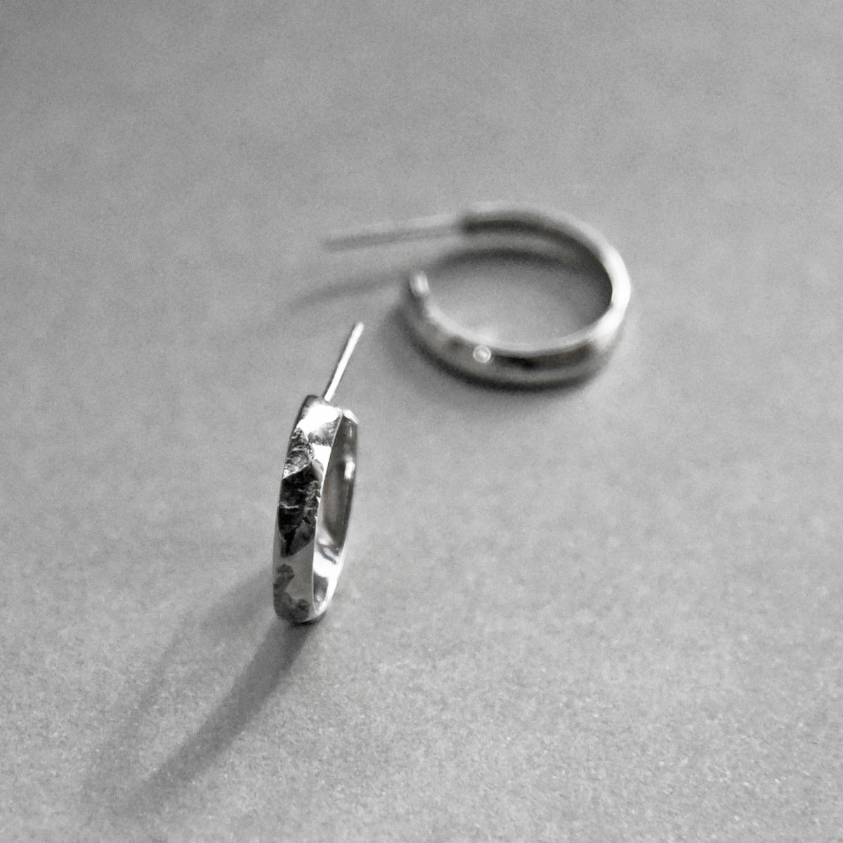 Rugged Earrings - dans le gris