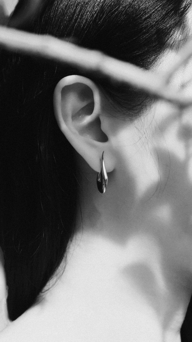 Sculpture Drop Earrings - dans le gris